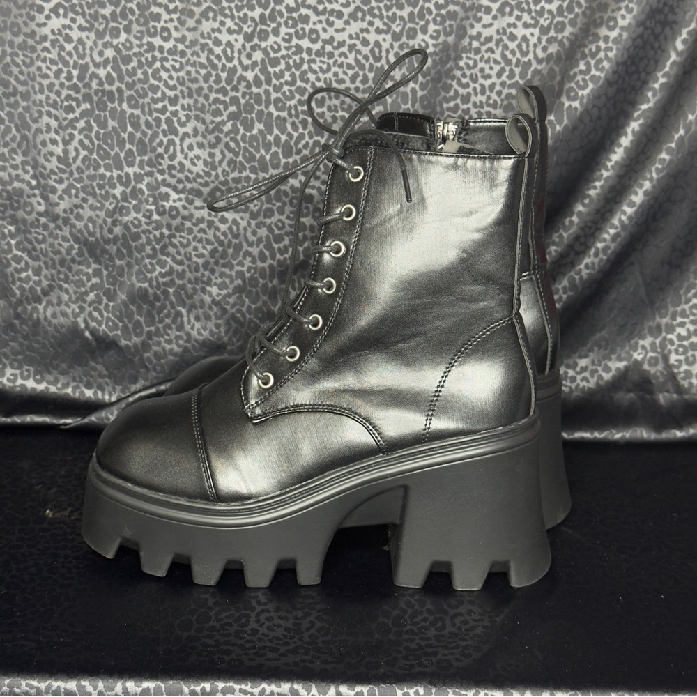 Black Platform Combat Boots - Women's Lace-Up Zipper Boots - Picture 4 of 7